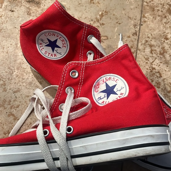 Red converse - Picture 3 of 5